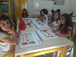 O Jardim II trabalhou no laboratório maker as cores em Inglês.