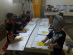 Aula de Inglês com o maternal no laboratório maker.