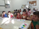 O Jardim II trabalhou no laboratório maker as cores em Inglês.