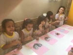Semana divertida na aula de Ensino Religioso da tia Thamiris - “pintura com bolhas de sabão”.